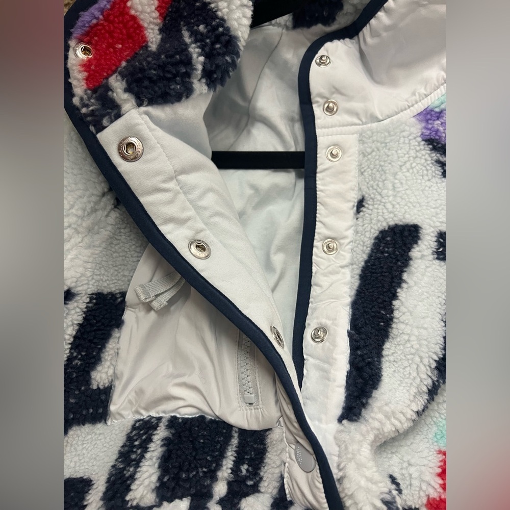 Women’s Faux-Sherpa Pullover Jacket in Light Blue with Graphic Print - Picture 6 of 8